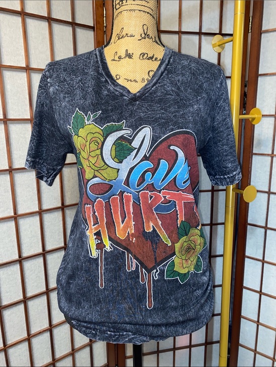 Tops - Love Hurts V-Neck Tee